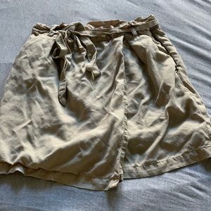 Khaki skirt with bow and pockets